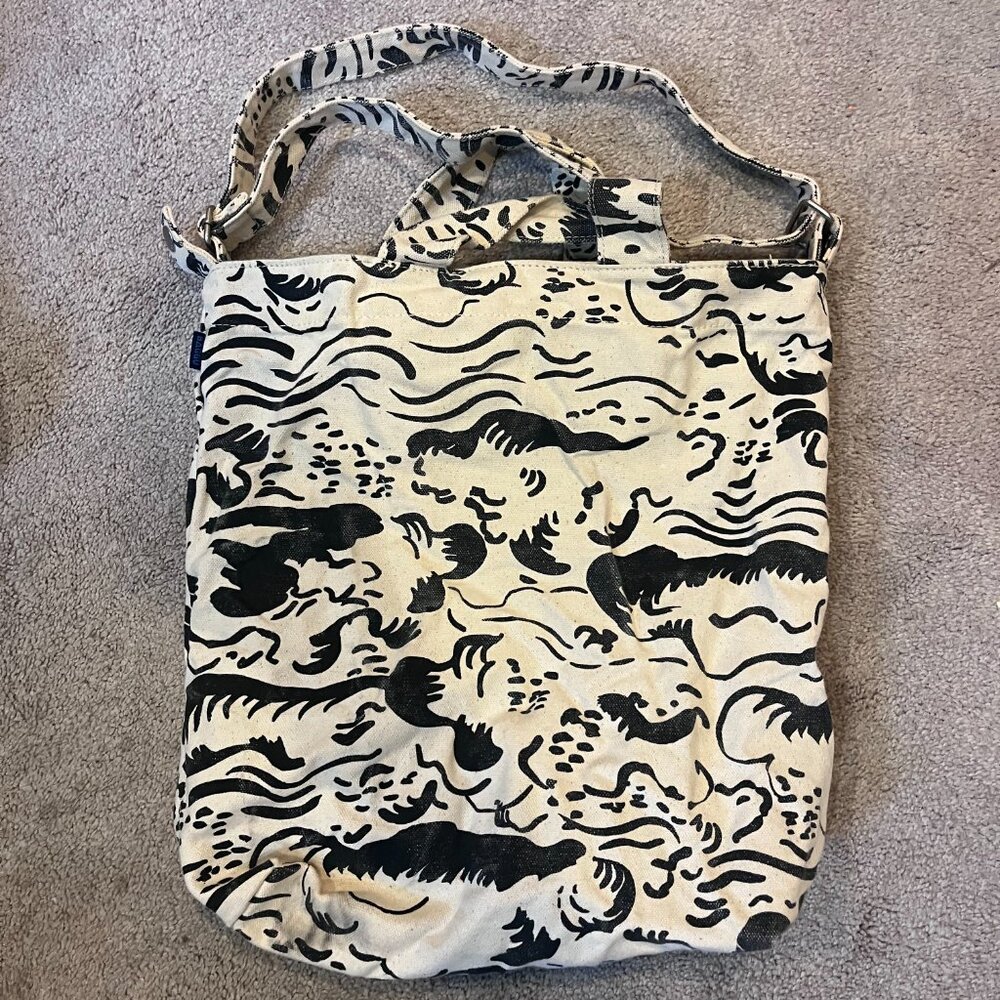 BAGGU white with black wavy shapes